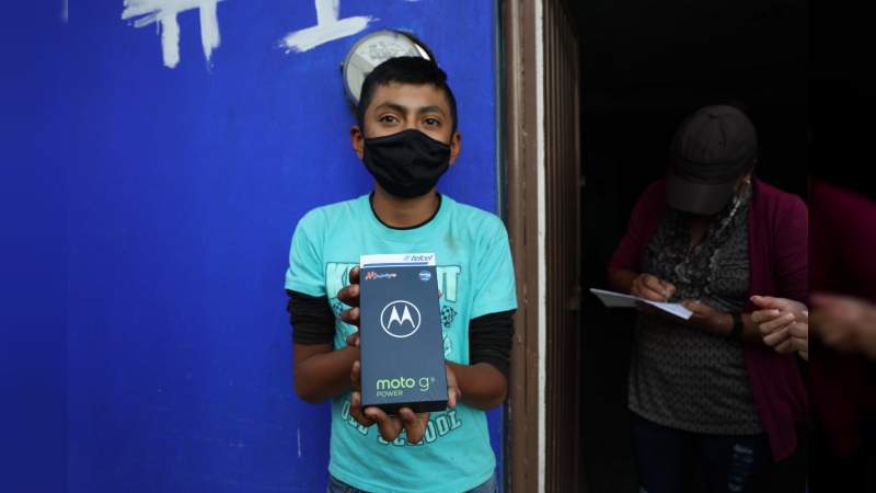 Con donación de aparato electrónico, estudiante decide seguir adelante con su educación  