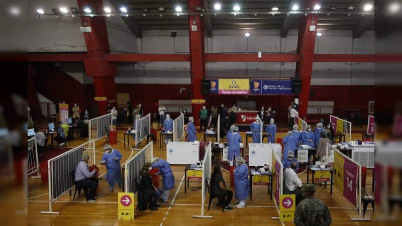 Aplican la vacuna anticovid en el Estadio de River Plate 