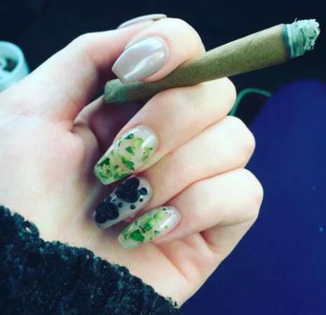 Nueva tendencia uñas con marihuana