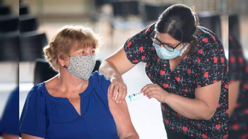 Aquí te explicamos el orden para la vacunación de los adultos mayores 