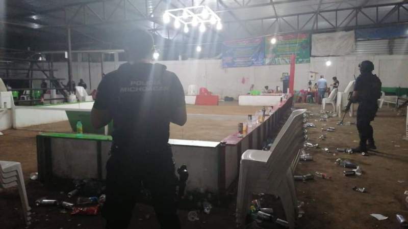 Desalojan a 500 personas de una pelea de gallos en LC