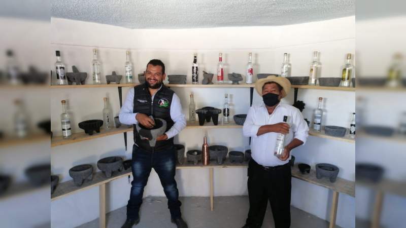 Con trueque, Unión de Mezcaleros reactiva economía en San Nicolás Obispo 