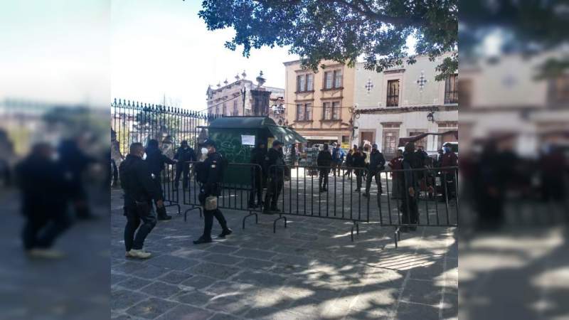 Policía cerca plazas públicas del Centro de Morelia 