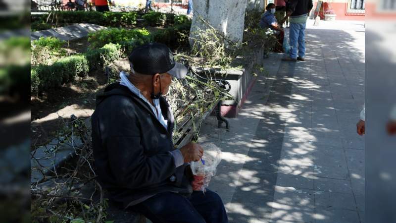 Como medida contundente ante contagios por Covid-19 delimitan bancas con espinas