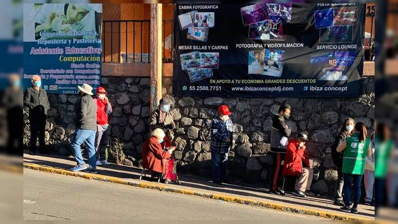 Dio inició la vacunación anticovid a adultos mayores en la CDMX con grandes filas 