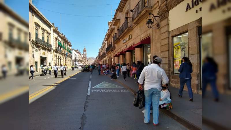 Morelianos continúan llenando las calles del centro histórico