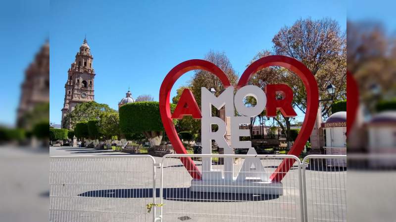 Morelianos continúan llenando las calles del centro histórico