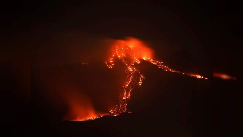 Gran erupción en el volcán Etna provoca miedo y asombro en Catania 