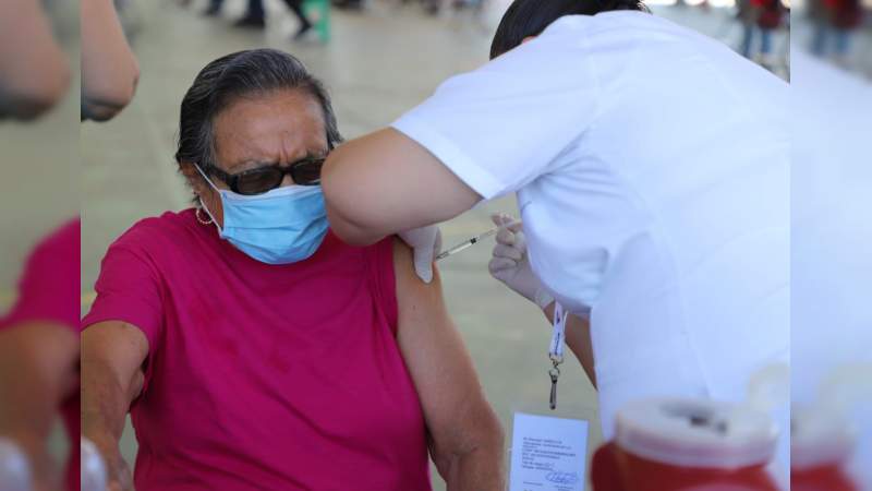 Reciben primera dosis contra Covid-19, seis mil 605 adultos mayores en Michoacán 