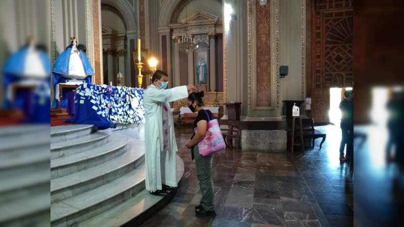 Fieles se dan cita en iglesias del Centro Histórico de Morelia este Miércoles de Ceniza 