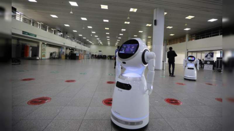 En Nigeria estudiantes crean robot para atender a enfermos de Covid-19 a distancia 