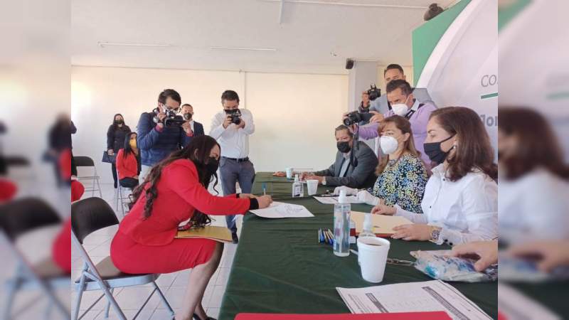 Laura Carmona, candidata a la alcaldía de Lázaro  Cárdenas, recibe constancia del PRI