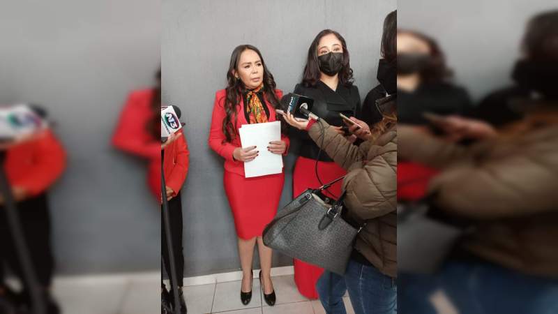 Laura Carmona, candidata a la alcaldía de Lázaro  Cárdenas, recibe constancia del PRI