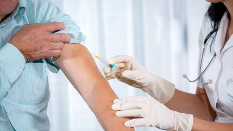 Vacunación de adultos mayores comenzará la próxima semana en Madrid, España 