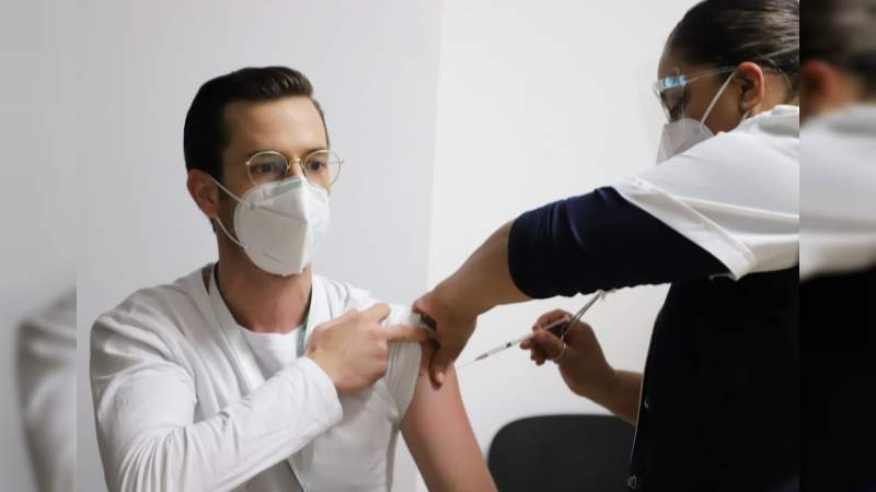 Inicia aplicación de segundas dosis de vacuna contra Covid-19 a personal de salud