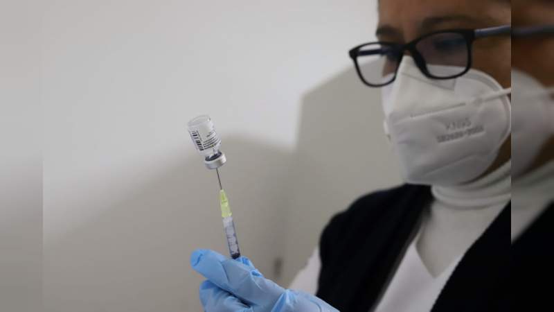Inicia aplicación de segundas dosis de vacuna contra Covid-19 a personal de salud