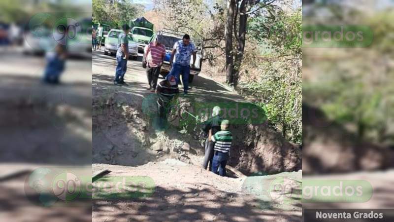 Adultos mayores y enfermos, afectados por destrucción de carreteras en Aguililla: Silencio del gobierno estatal 