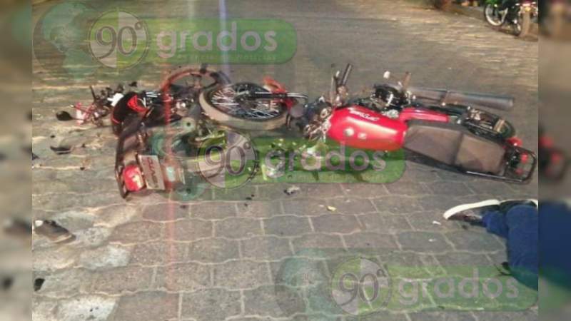 Choque de motocicletas deja dos muertos en Tangancícuaro