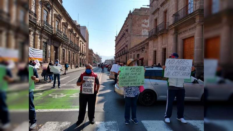 Sindicalizados de la Universidad Michoacana se manifiestan para exigir sus pagos atrasados