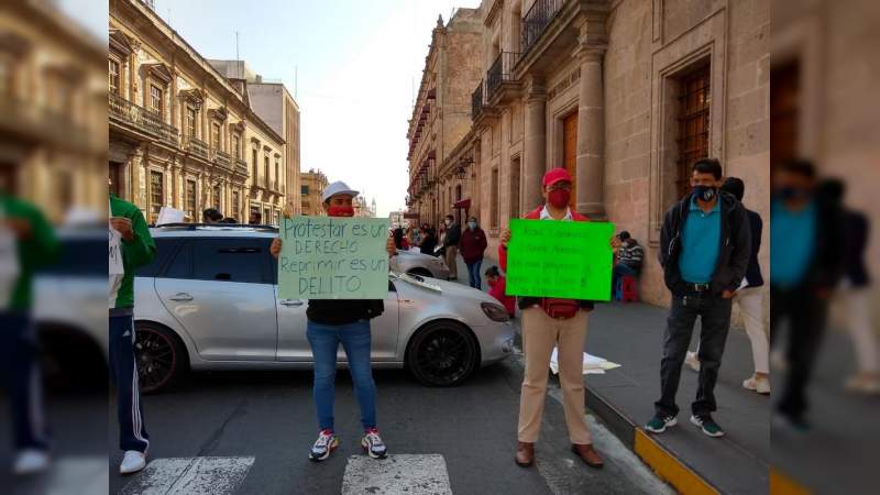 Sindicalizados de la Universidad Michoacana se manifiestan para exigir sus pagos atrasados