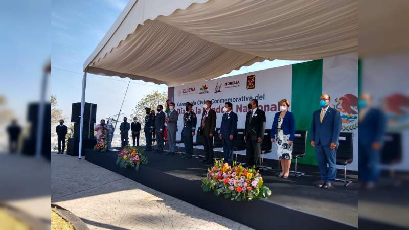 Acto conmemorativo por el día de la bandera en la Plaza Cívica “Héroes de la Independencia” 