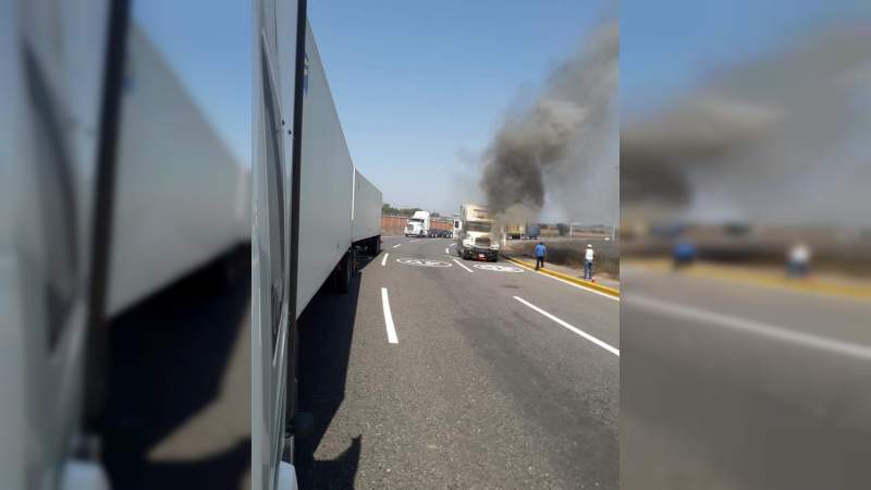  Arde en llamas tráiler en el interior del puerto de Lázaro Cárdenas 