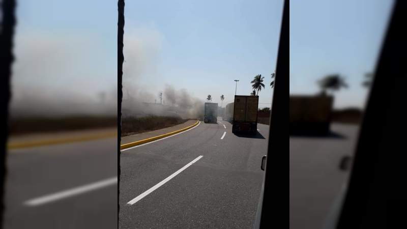  Arde en llamas tráiler en el interior del puerto de Lázaro Cárdenas 