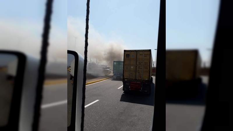  Arde en llamas tráiler en el interior del puerto de Lázaro Cárdenas 