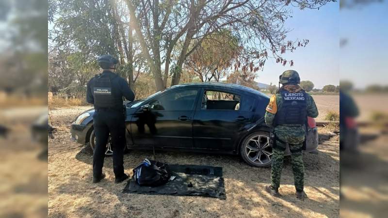 Aseguran dentro de vehículo abandonado granada, cartuchos y cargadores, en Tanhuato, Michoacán 