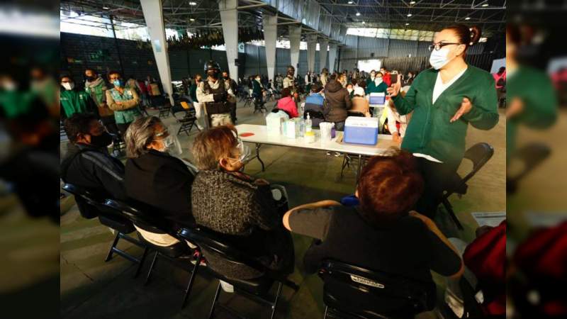 Vacunan este jueves en la CDMX a 21 mil 733 adultos mayores 