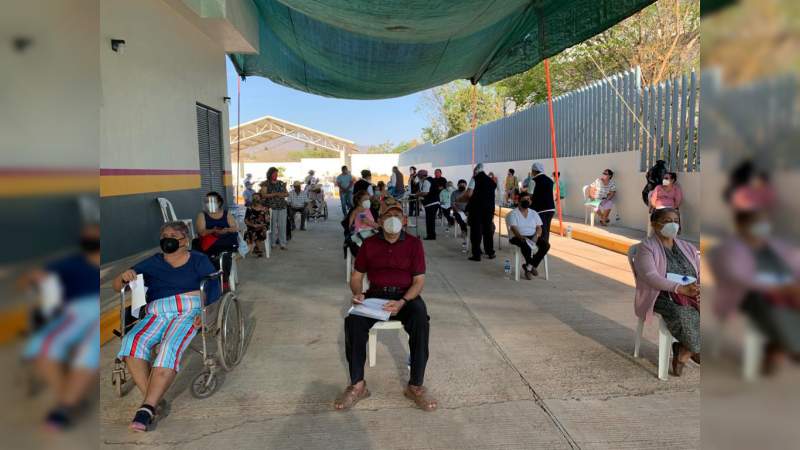 Continúa aplicación de vacunas Pfizer en Michoacán