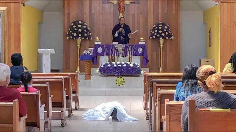 Abuelito que entró de rodillas a rezar, muere tras infarto fulminante dentro de la iglesia 