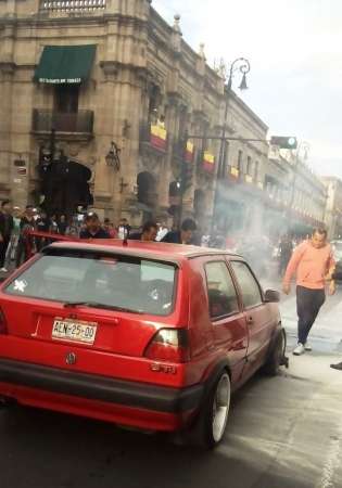 Se incendia vehículo en pleno Centro Histórico de Morelia - Foto 0 