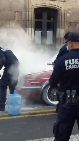 Se incendia vehículo en pleno Centro Histórico de Morelia - Foto 1 