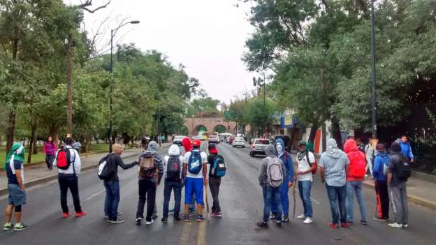 Normalistas bloquean Secretaría de Finanzas  
