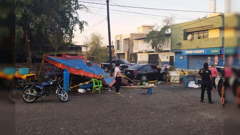 Se estrella conductor contra puesto de tacos en Apatzingán 