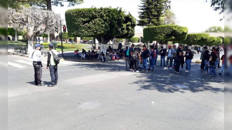 Normalistas se manifiestan frente a Las Tarascas 