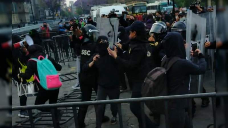 Feministas se manifiestan y se enfrentan con policías en Palacio Nacional de la CDMX  