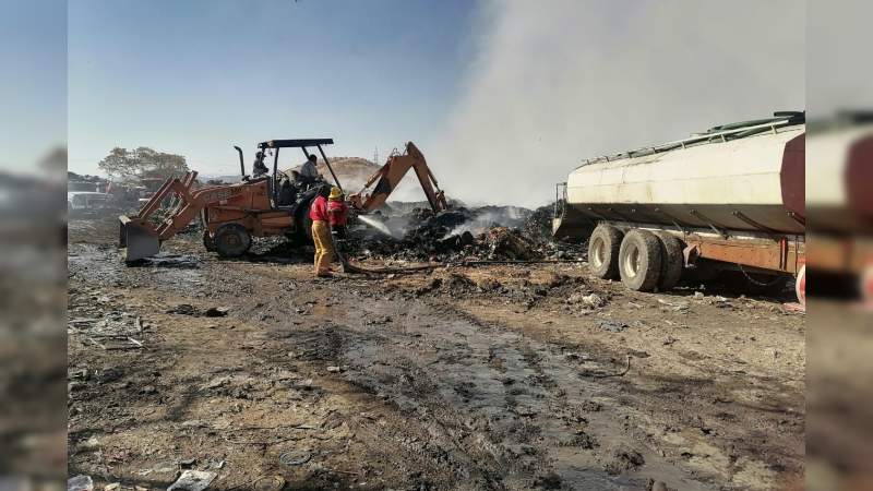 Coordina PC estatal y municipio de Múgica, labores para mitigar incendio en relleno sanitario