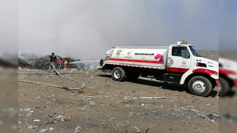Coordina PC estatal y municipio de Múgica, labores para mitigar incendio en relleno sanitario