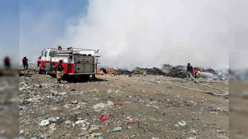 Coordina PC estatal y municipio de Múgica, labores para mitigar incendio en relleno sanitario