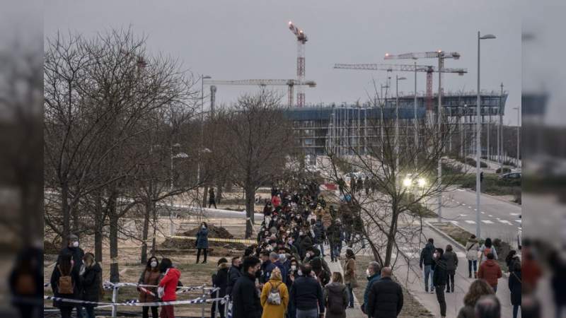 Después de recibir la vacuna de AstraZeneca más de 90 maestros presentaron fiebre y malestares en Madrid 