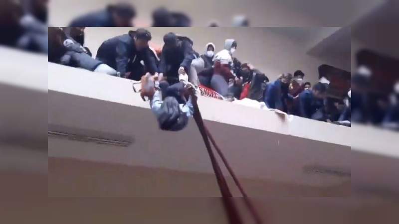 Tragedia en Bolivia estudiantes caen desde el cuarto piso, hay 6 muertos 