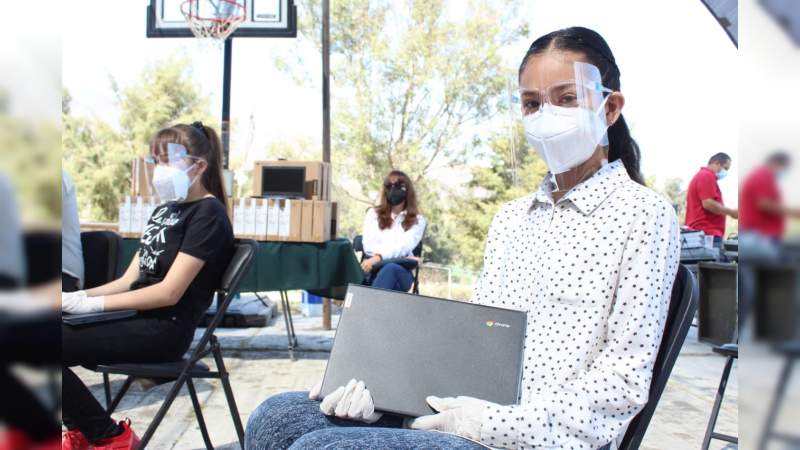 Entrega SEE equipos Chromebook a 350 niños y niñas, en Michoacán 