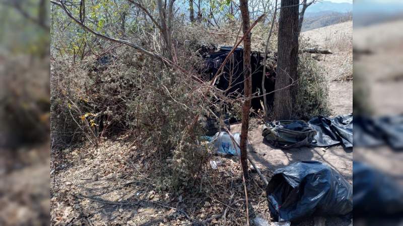 Policía Michoacán y Guardia Nacional destruyen dos narco campamentos, en Chinicuila 