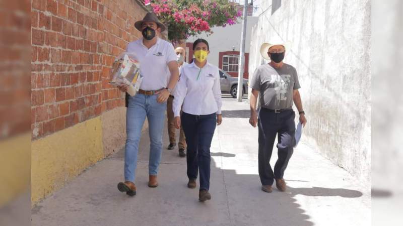 Humberto González lleva casa a casa apoyos a los adultos mayores en Puruándiro, Michoacán 
