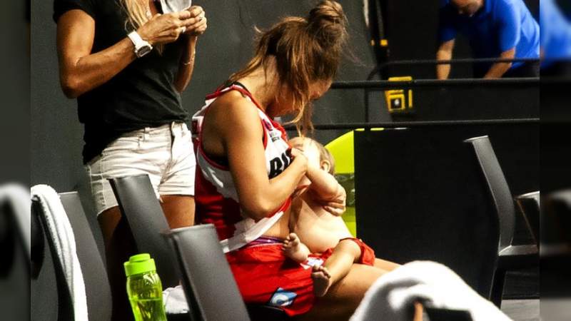Jugadora de básquetbol amamanta a su bebé entre descansos de su partido 