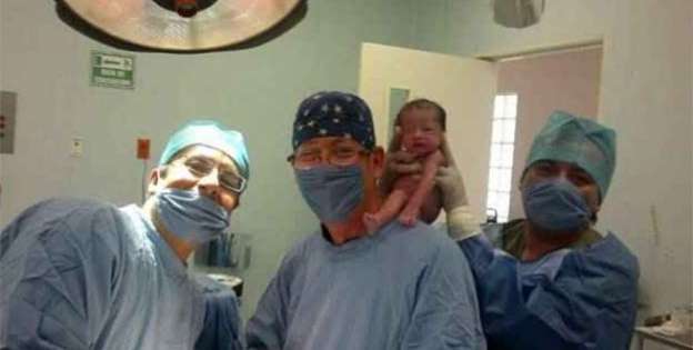 Fotografía de médicos causa indignación en redes sociales  