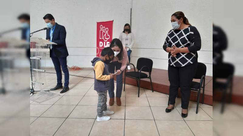DIF Morelia entrega becas a niños en situación de riesgo 