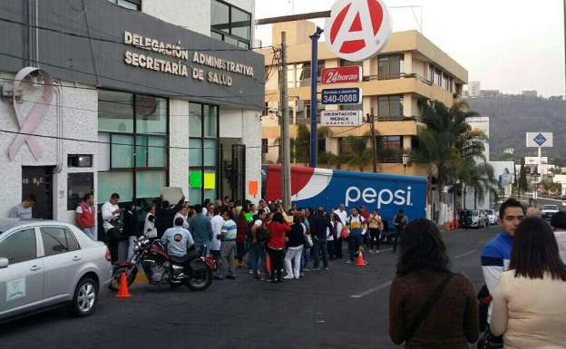 Empleados toman la Secretaría de Salud  